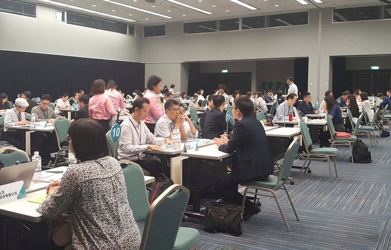 中華民國對外貿易發展協會今年首度辦理台灣企業新南向市場攬才媒合會，台北場4日在台北國際會議中心登場，共吸引46家業者參加，與185名求職者一對一面談。