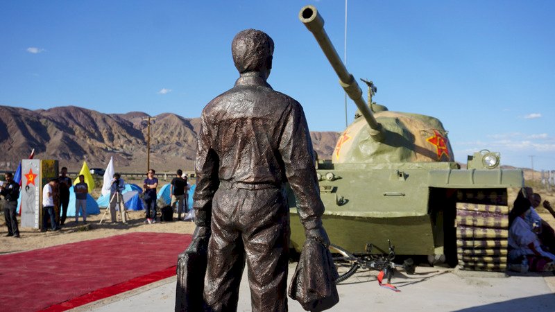 距離洛杉磯2小時車程的加州耶莫（Yermo）小鎮3日聚集了200多名中國海外民主人士，為「王維林擋坦克」（圖）雕塑作品揭幕，紀念六四事件30週年。