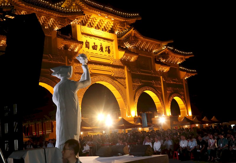 「記憶．抵抗—中國六四事件30週年紀念晚會」4日晚間在台北自由廣場舉行，許多關注當年六四事件的民眾出席參與。