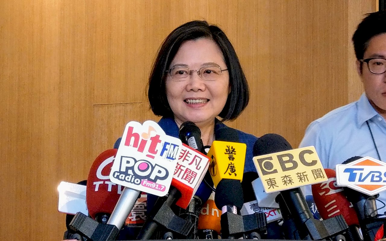蔡賴相爭民調出爐 蔡英文擊敗賴清德獲連任提名