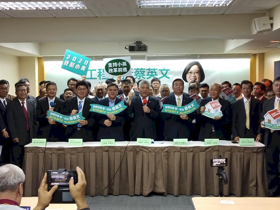 起厝起一半 師傅不能換 工程界表態挺英