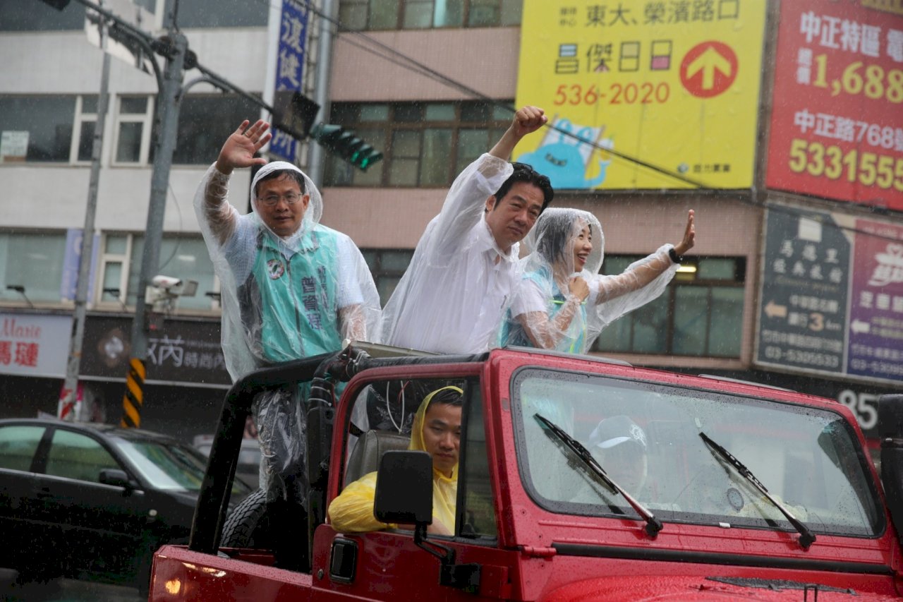 總統初選民調第二天 賴清德車隊遊行不畏風雨直奔凱道