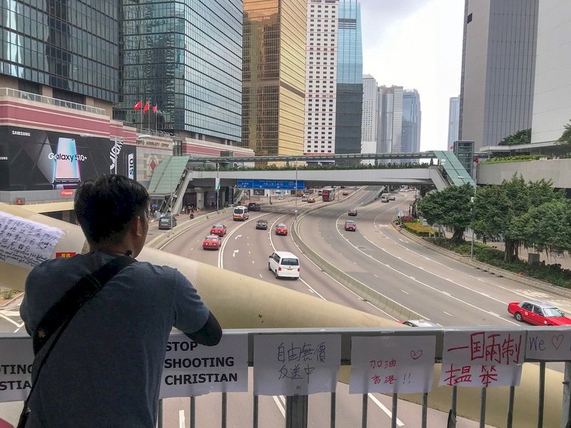 憂港警設陷阱 反送中示威者先撤離夏愨道
