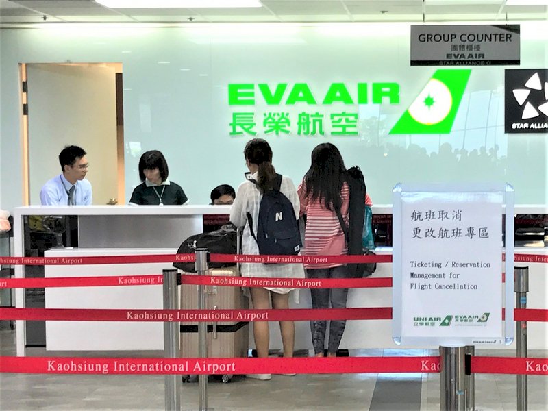 工會拒還三寶 長榮航協助空服辦新護照