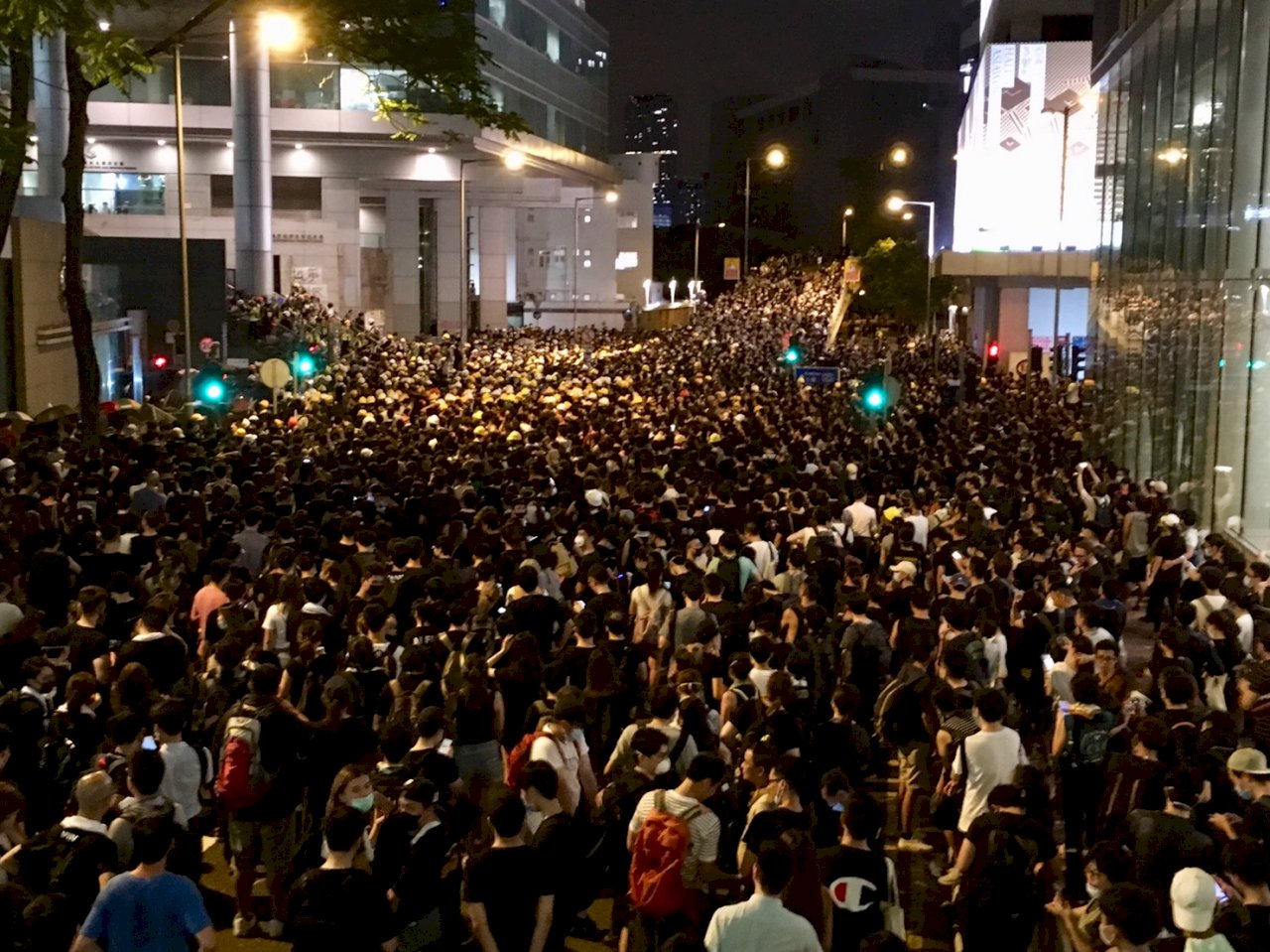 包圍香港警察總部示威者散去 恢復通車