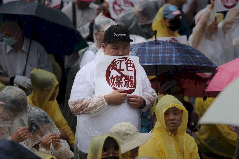 「拒絕紅色媒體、守護台灣民主」活動23日下午在總統府前凱達格蘭大道舉行，雖然下著綿綿細雨，仍有許多民眾撐傘、穿雨衣到場參與。