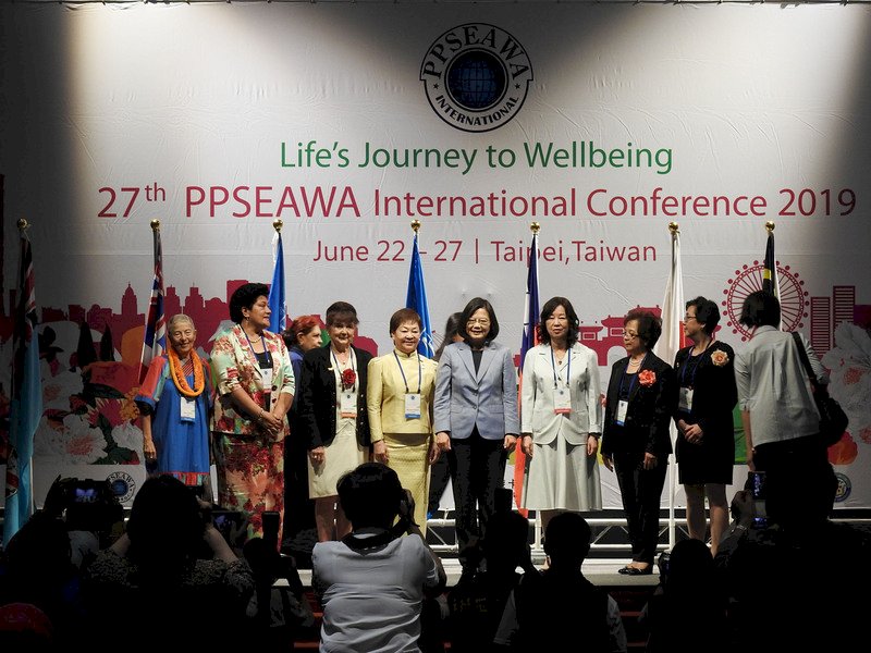 總統蔡英文（右5）23日出席「泛太平洋暨東南亞婦女協會第27屆國際年會」開幕典禮，她表示，身為女性總統，她把在國內外推動婦女賦權視為重要的使命。