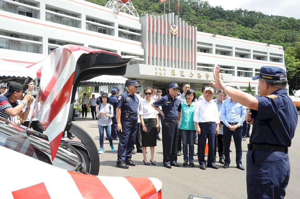 政院斥資2800萬配置緩撞車 保障國道警察安全