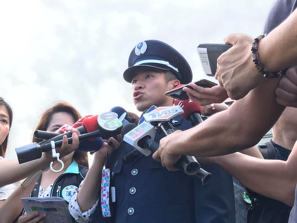 美空軍官校畢業揮舞國旗 劉欣學：開心驕傲