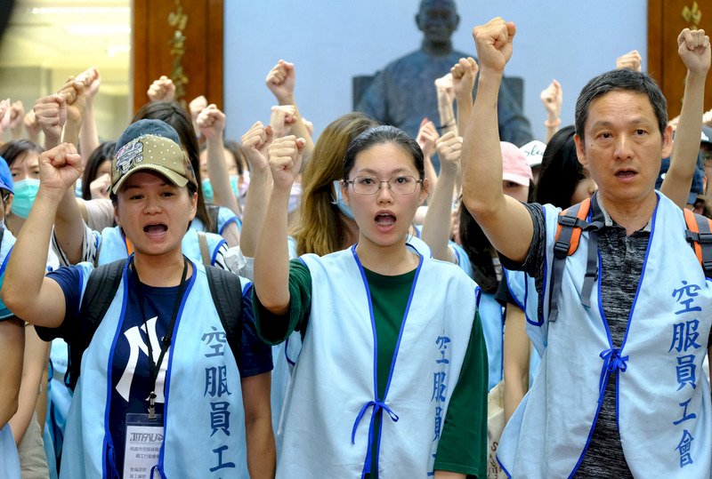 長榮勞資協商卡關 空服員續罷工