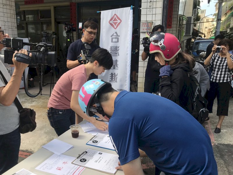 罷韓連署超乎預期 公民團體錄影自保