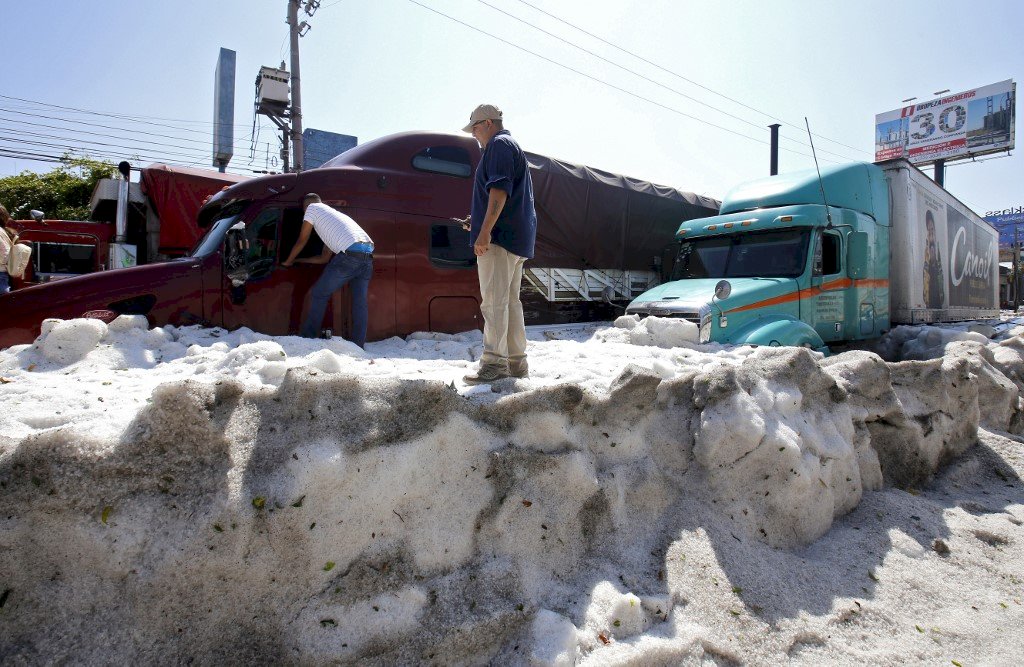 罕見冰雹狂降 墨西哥西部車陷冰堆