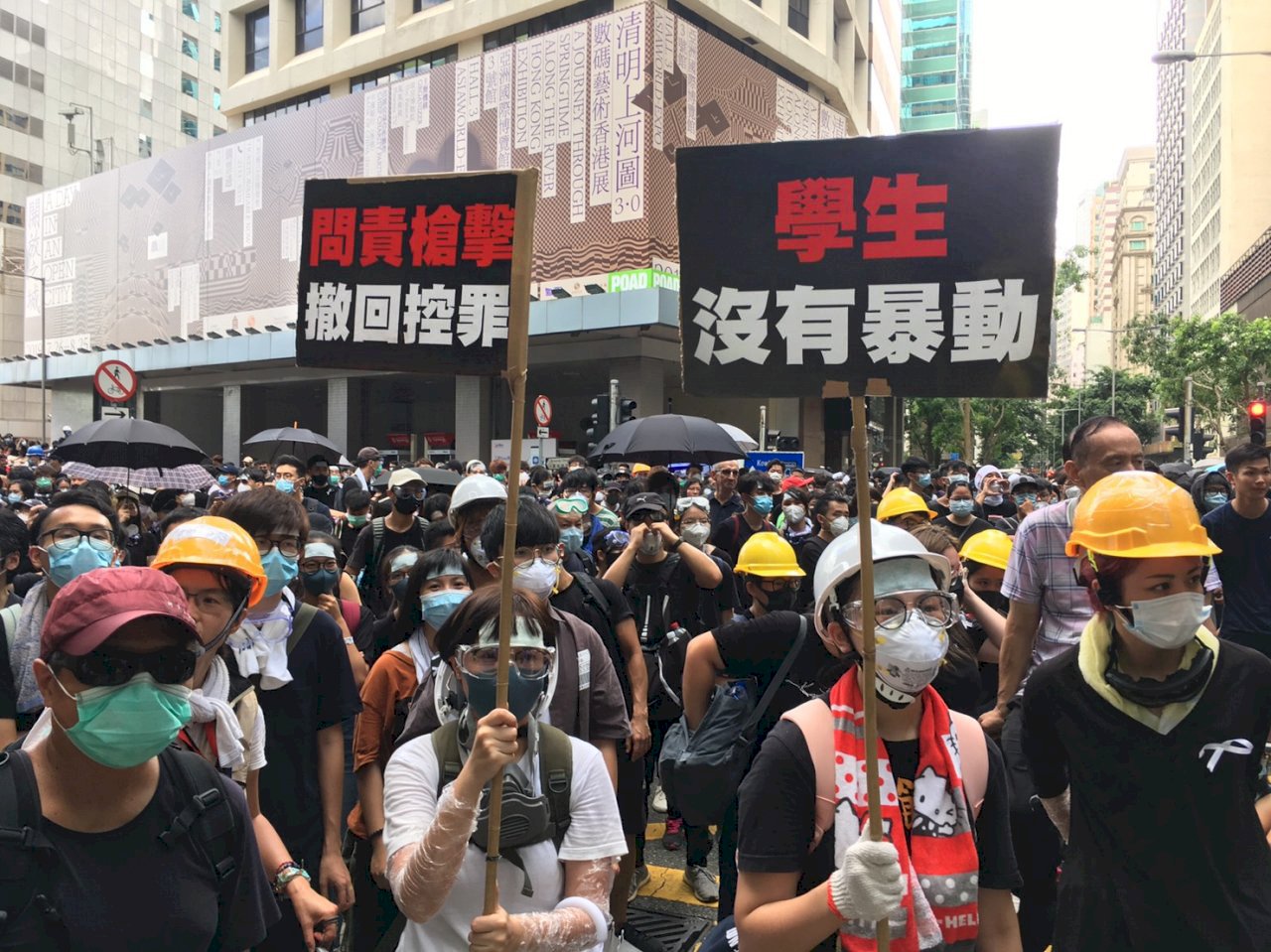香港民眾包圍警察總部 要求撤回反送中暴動指控