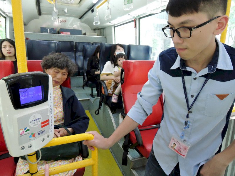 雙北公車上下車皆刷卡 2/1起少刷轉乘沒優惠