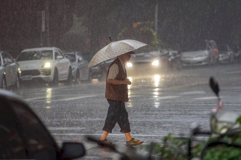 氣溫稍降 中南部仍需慎防豪大雨