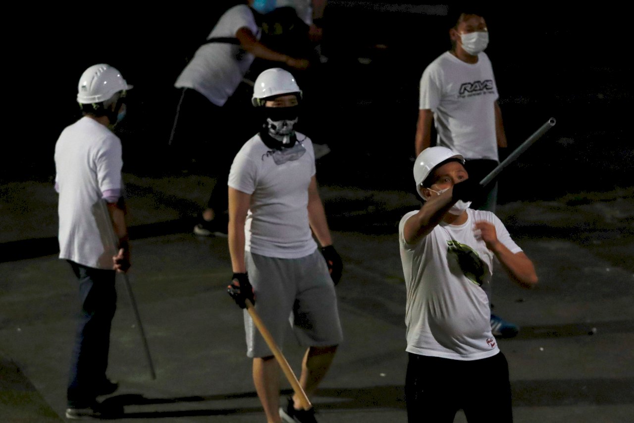 香港疑似黑社會暴打市民 英媒關注