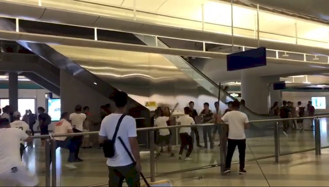 721示威港警再度開槍鎮壓 但對白衣人持械攻擊市民卻反應消極