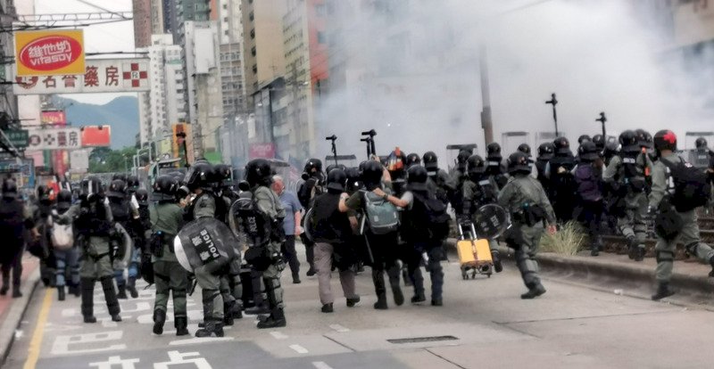 元朗對峙 警方續施放催淚彈