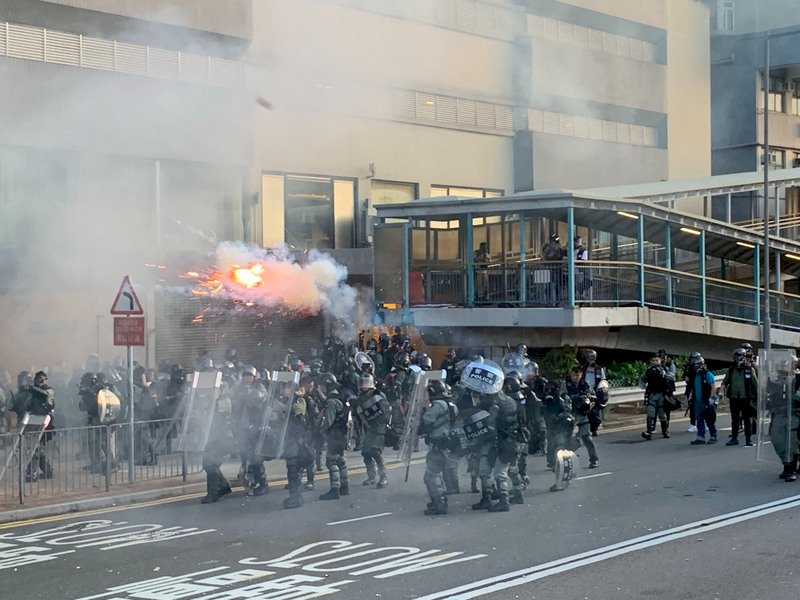 港人示威 港警西環施放催淚彈