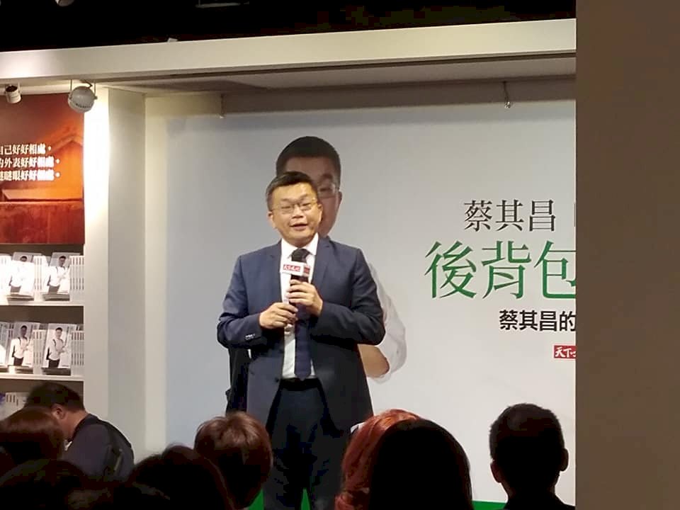 蔡其昌出新書 隨身背包首「開箱」