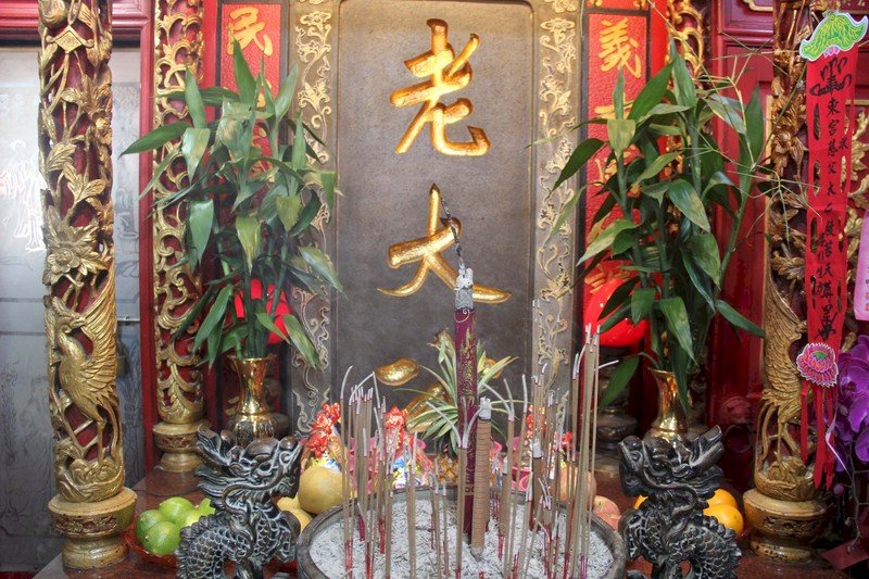 傳承165年的鷄籠中元祭1日下午在開基老大公廟舉行開龕門儀式，宣告為期一個月的中元祭正式展開。