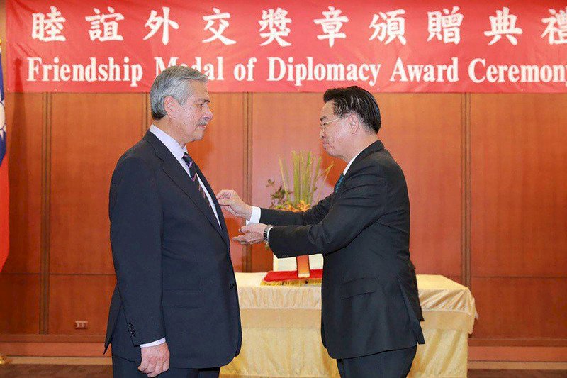 外交部長吳釗燮（右）1日頒贈智利國會眾議員梅薩睦誼外交獎章，表彰他致力拓展雙方實質友好關係與對台灣的支持。（外交部提供）