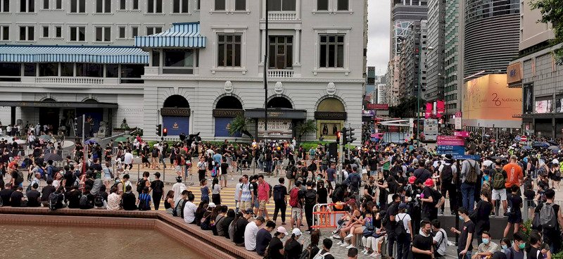 旺角遊行餘波 示威民眾扔石頭進警署警方舉黑旗