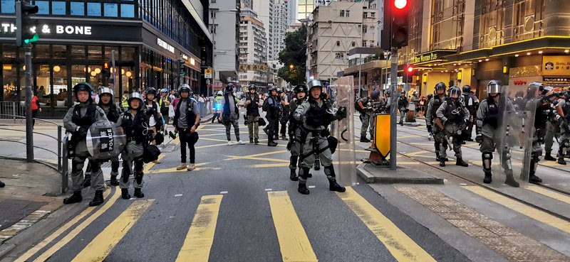 捍衛中聯辦  港警催淚彈驅離示威者不手軟