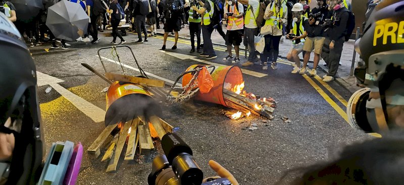 似水柔戰 香港示威者多點快閃抗爭引市民聲援