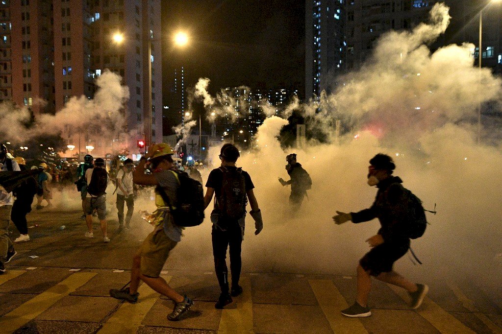 港警獅子山下動武 黃大仙居民蒙催淚彈雨