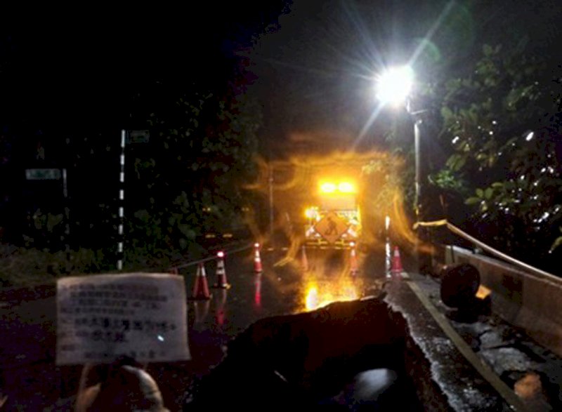 受到颱風利奇馬的豐沛雨勢影響，9日北橫部分路段出現落石坍方，桃園大溪區大鶯路出現道路坑洞坍陷、地下道因積水暫時封閉。（桃園市政府提供）