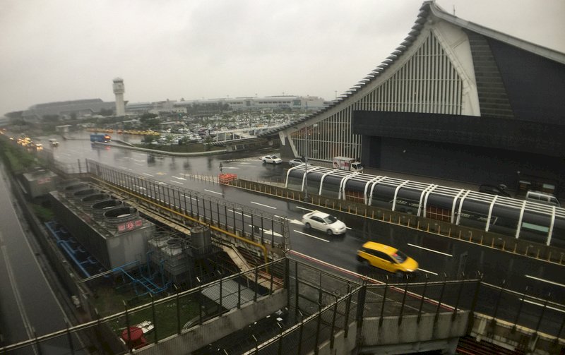 強烈颱風利奇馬來襲，桃園機場公司表示，從8日到9日上午7時30分為止，共計取消、延誤班次達485班。