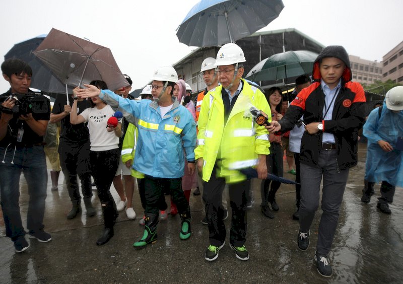 台北市長柯文哲（前右2）9日上午赴北部流行音樂中心南基地工區，視察利奇馬颱風防颱整備情形。