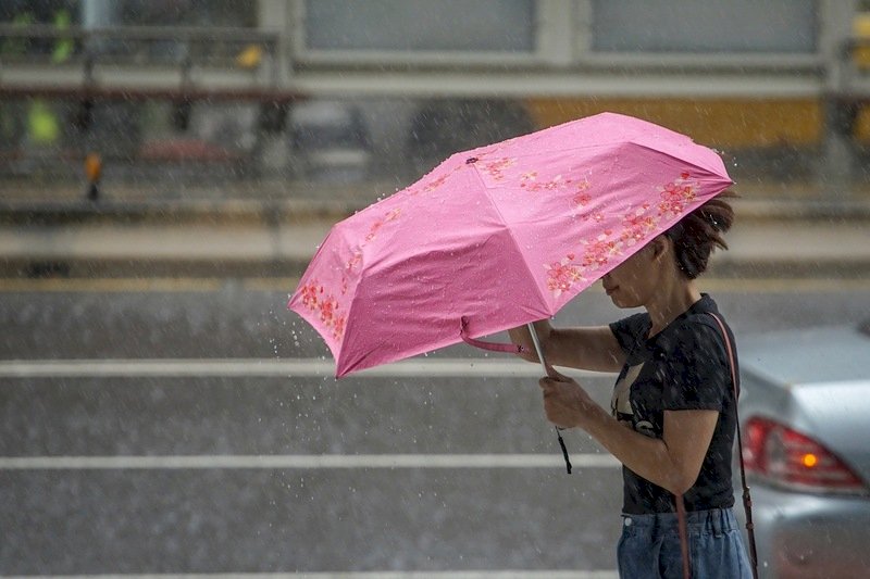 颱風利奇馬暴風圈9日影響台灣北部及東北部陸地，台北市上午出現間歇性降雨，提醒民眾若外出務必注意自身安全。
