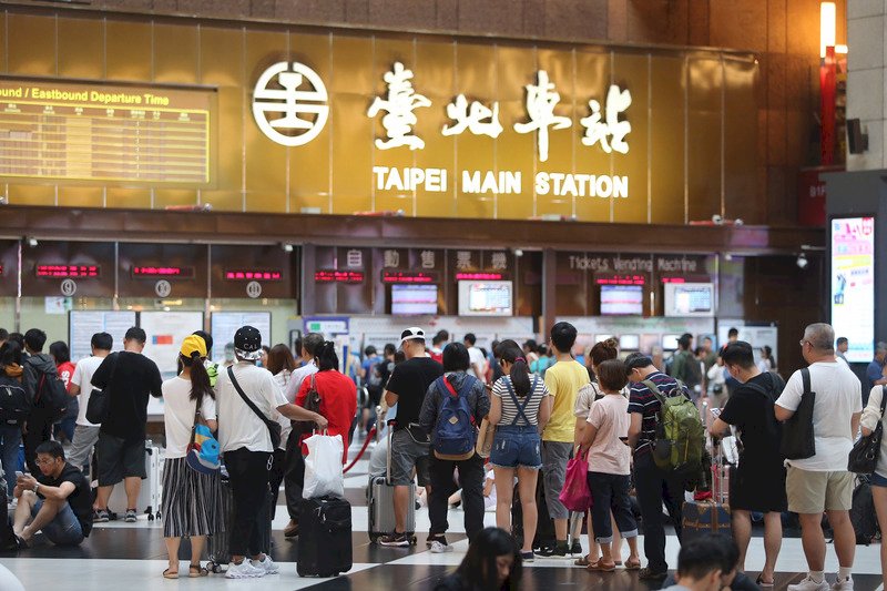 颱風利奇馬9日凌晨路徑北偏後，對台影響不如預期，原宣布暫停行駛的台鐵對號列車也在中午左右陸續恢復運行，台北車站大廳排滿旅客，等待處理票務事宜。