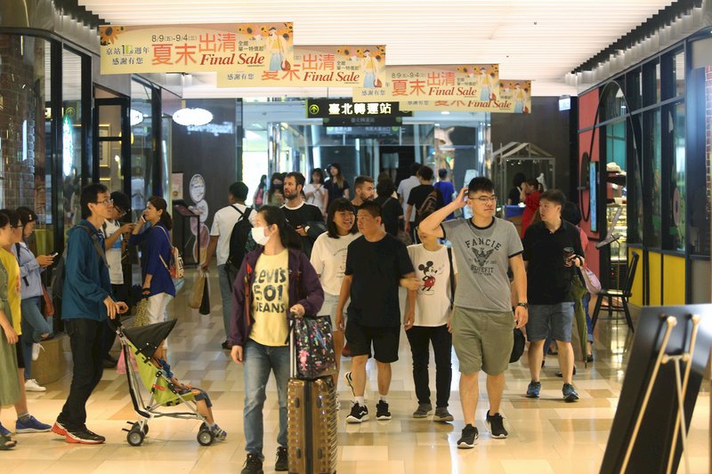 颱風利奇馬路徑北偏，風雨不如預期，台北市百貨商場下午出現人潮。