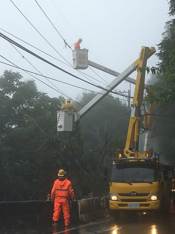 颱風利奇馬來襲，造成桃園地區1萬8000多戶停電，9日經過台電人員全力搶修，現已陸續恢復供電，僅有零星用戶停電中，預計晚間可恢復所有供電。（台電提供）