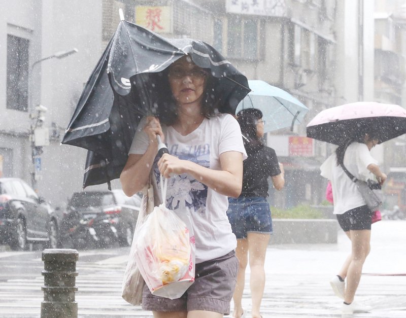 颱風利奇馬路徑偏北，對台影響減緩，9日中午過後已減弱為中度颱風，但台北市區仍有間歇性風雨。