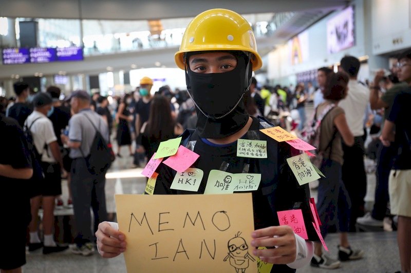 香港國際機場9日有「反送中」集會，約有數百人參加，青年身穿黑衣力挺。