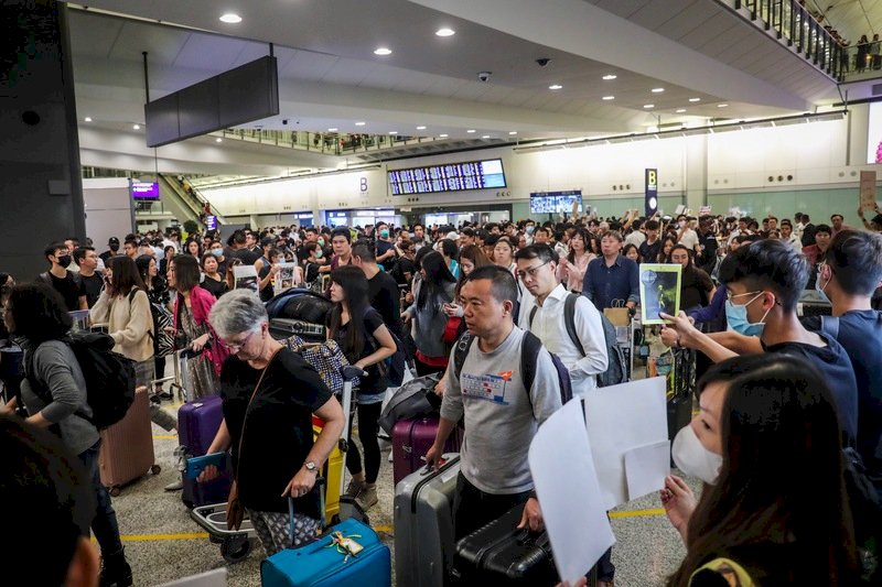 香港國際機場9日有民眾發起「反送中」集會，晚間9時左右仍有逾千人穿著黑衣響應，有參加者手持文宣品並向入境旅客呼口號，表達反送中立場。