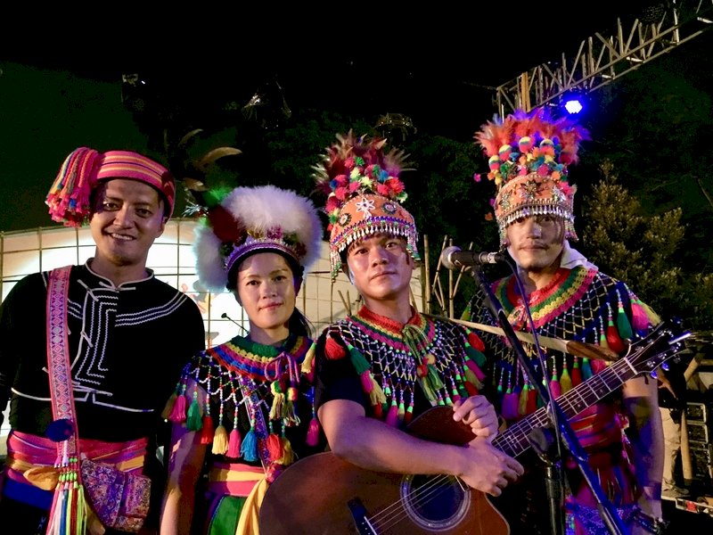 印尼原住民組織9日舉辦第20屆紀念世界原住民族國際日活動，邀請台東都蘭阿美族歌手舒米恩（右2）及台東卑南族建和部落演出。