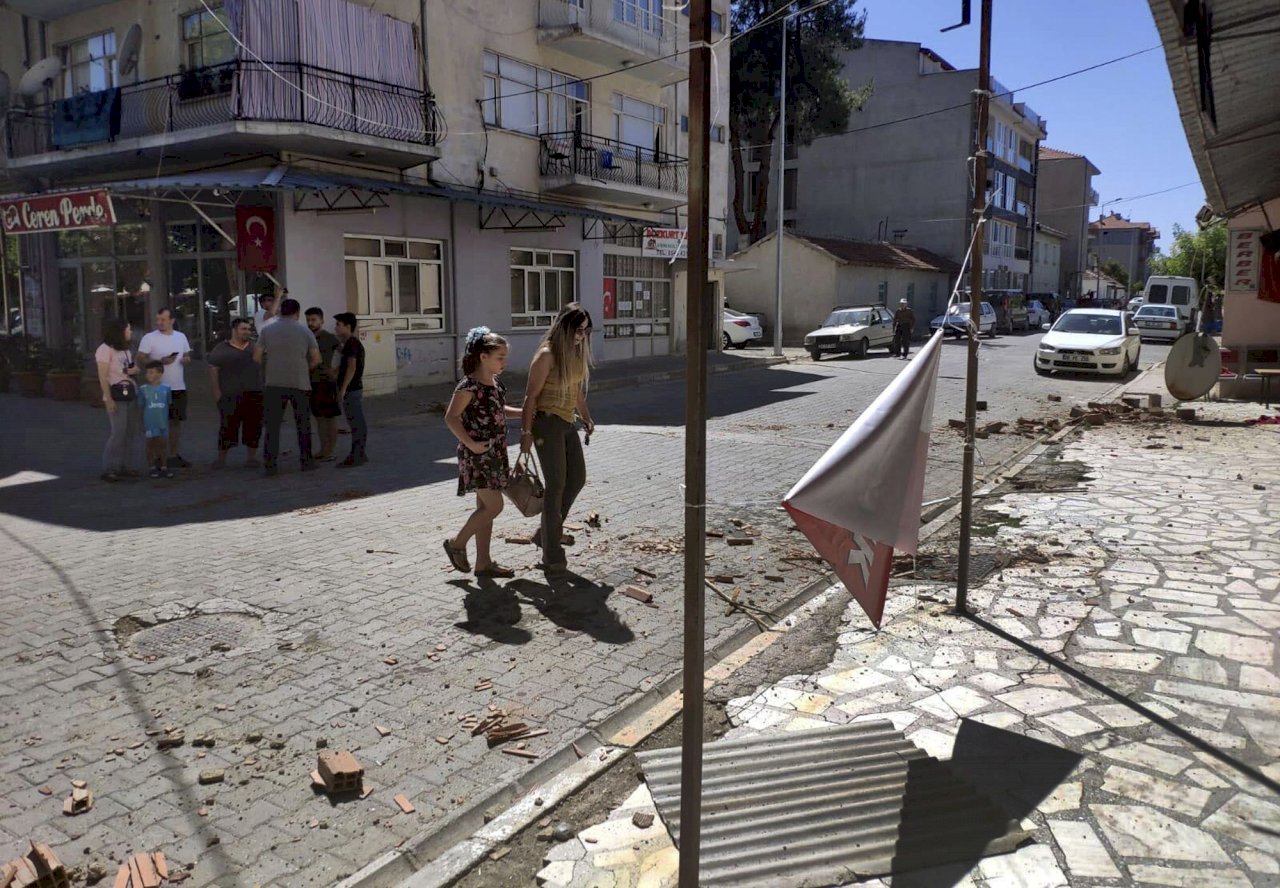 土耳其西南部丹尼茲利省(Denizli)8日發生地震，房屋輕微毀損。(美聯社/達志影像)