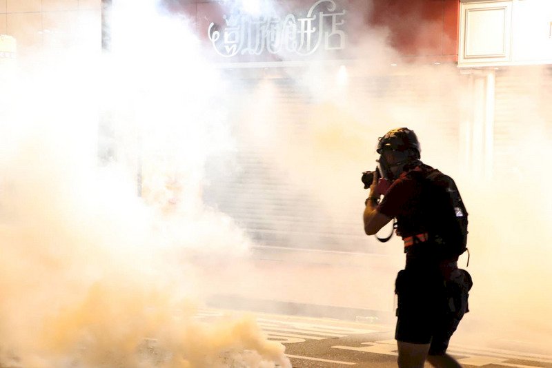 香港記者遭警動武 記協呼籲林鄭整肅警隊