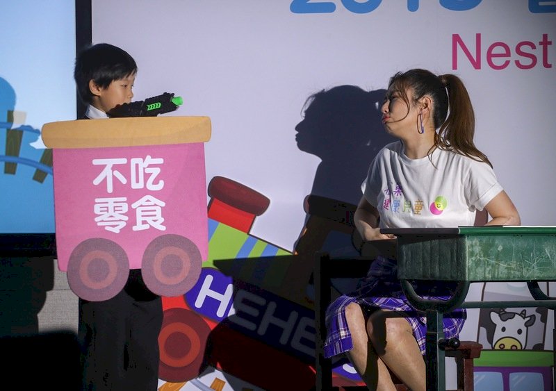 藝人任家萱(Selina)(右)13日在台北出席雀巢健康兒童計畫」記者會,擔任活動健康大使,透過戲劇演出呼籲重視學童飲食營養教育。