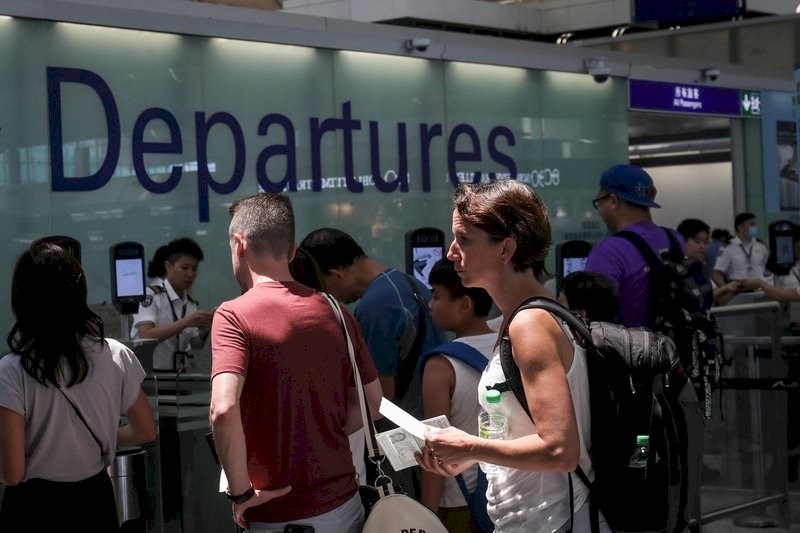 香港「反送中」示威者連續兩天在機場集會並癱瘓其運作,不少旅客怨聲載道,14日機場恢復運作。