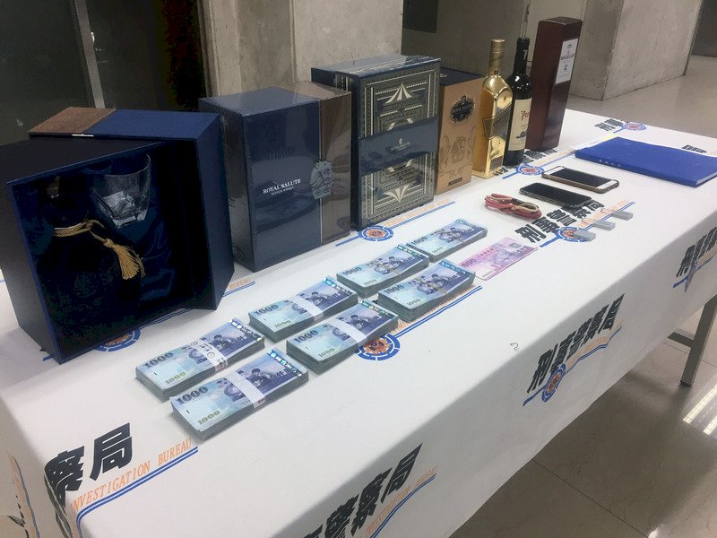檢警追查竊電案,14日在台北舉行「破獲『台電版無間道、稽查我最大』竊電集團案」記者會,宣布12日已將涉嫌呂男、陳男等4人查緝到案,並查扣現金新台幣68萬餘元、洋酒禮盒等贓證物。