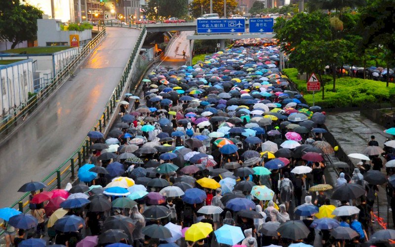 香港反送中 「和理非」抗議方式讓道「堵圍破」