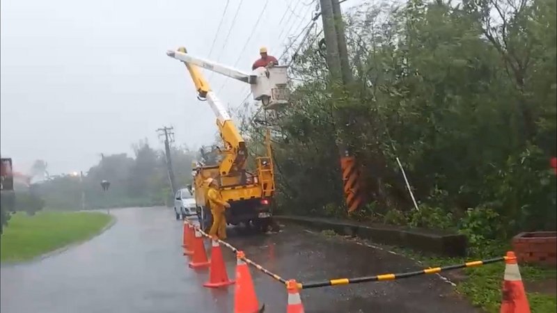 颱風璨樹襲台 搶修後花東屏仍近6千戶停電