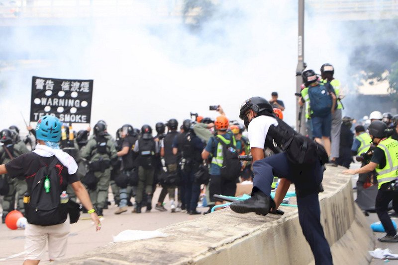 觀塘反送中爆發衝突 警方發催淚彈民眾扔燃燒彈
