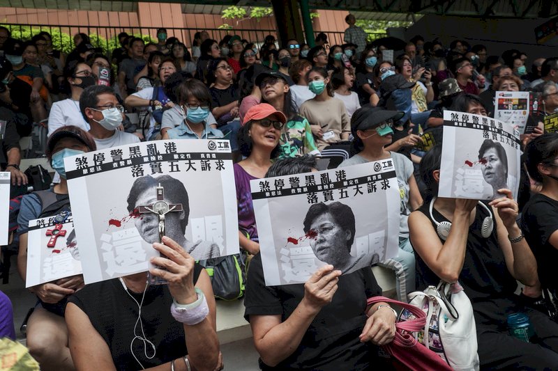 香港市民集會灣仔修頓球場 警方舉黃旗警告